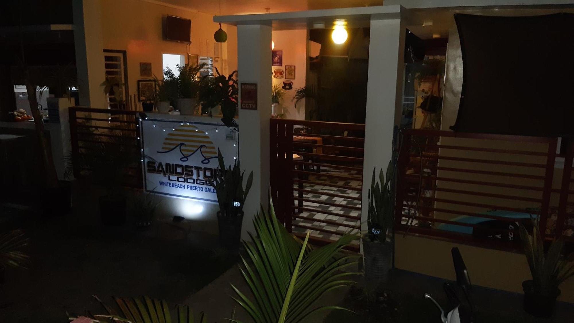 Sandstorm Lodge And Cafe Пуэрто-Галера Экстерьер фото